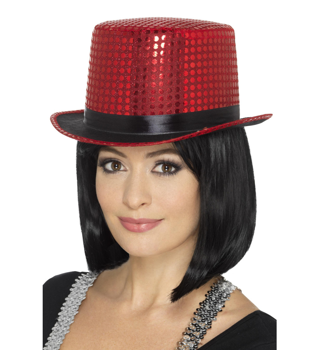Červený klobouk s flitry